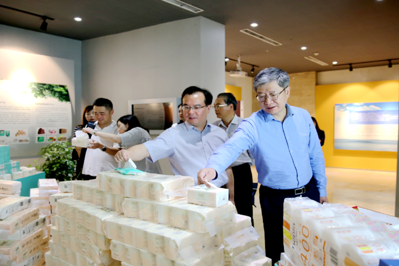 2019年 5月22日，时任浙江省社会组织综合党委专职副书记、省民政厅社会组织治理局局长蔡国华光临人生就是博手机版纸业调研企业发展情况和党建工作