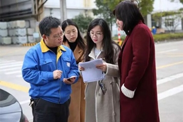 浙江省水利厅水资源治理处副调研员沈仁英携浙江日报记者等光临人生就是博手机版调研采访