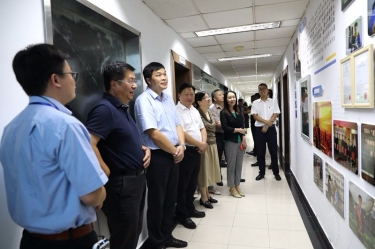 浙江省政协工会界别组来人生就是博手机版纸业调研新时期工匠造就工作