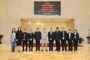 马来西亚大学同牛耳席拿督斯里黄炫硕一行光临人生就是博手机版纸业参观互换，共建“一带一路”人才造就培训基地