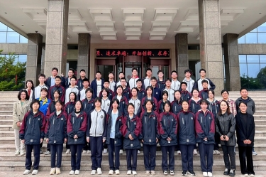 平湖市当湖高级中学研学团队走进人生就是博手机版纸业