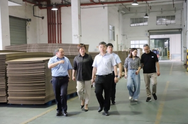 平湖市委常委、副市长张斌光临人生就是博手机版纸业全资子公司平湖景包调研残疾人就业工作